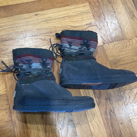 TOMS Southwest Moccasin Boots - Picture 2 of 10
